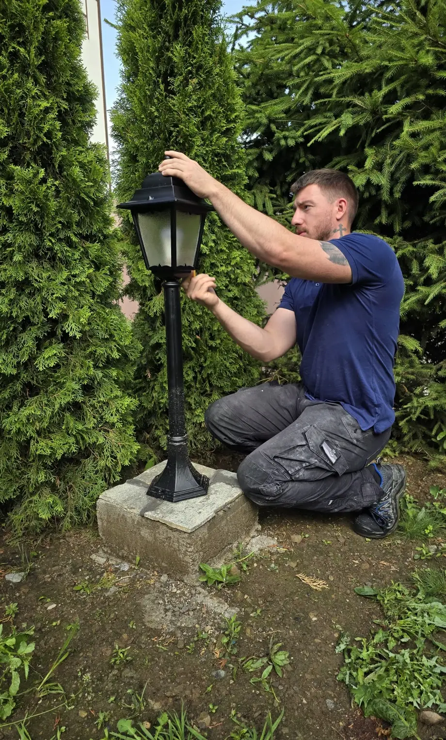 električar montira osvetljenje